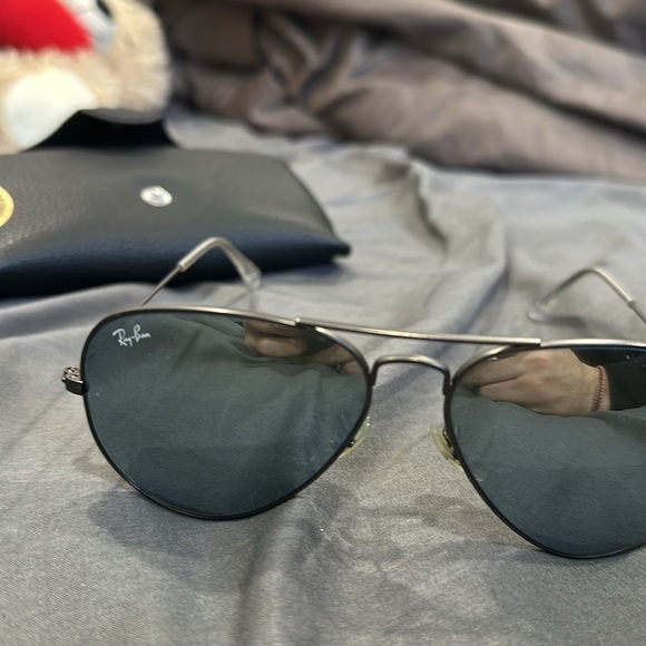 Rayban sunglasses hardly worn black lenses - Picture 2 of 2